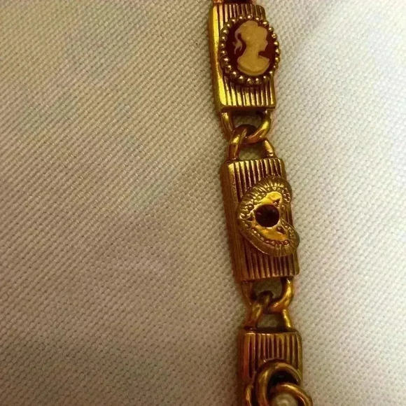 Beautiful Vintage unSigned Goldette Victorian Revival Slide Charm Bracelet - Picture 11 of 16